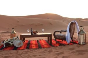 Vinito al atardecer en el desierto de Marruecos
